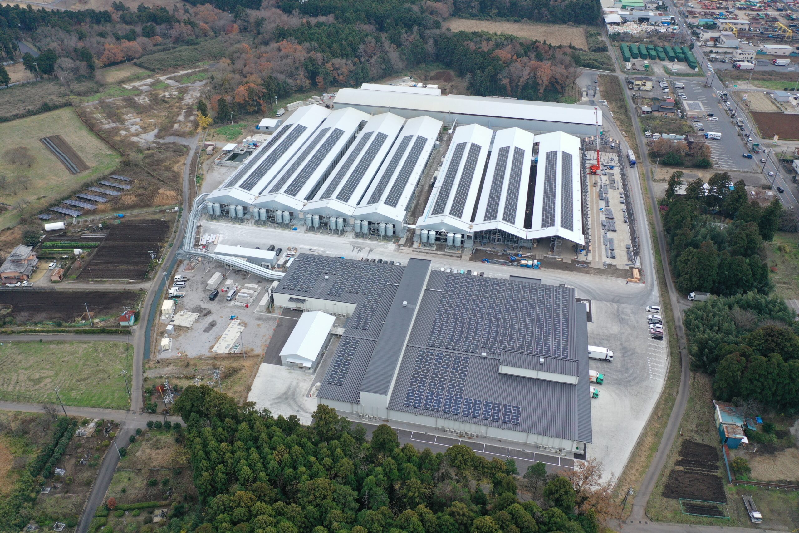 ㈲高津農場様 ウインドレス鶏舎及びGPセンター太陽光および蓄電池設置工