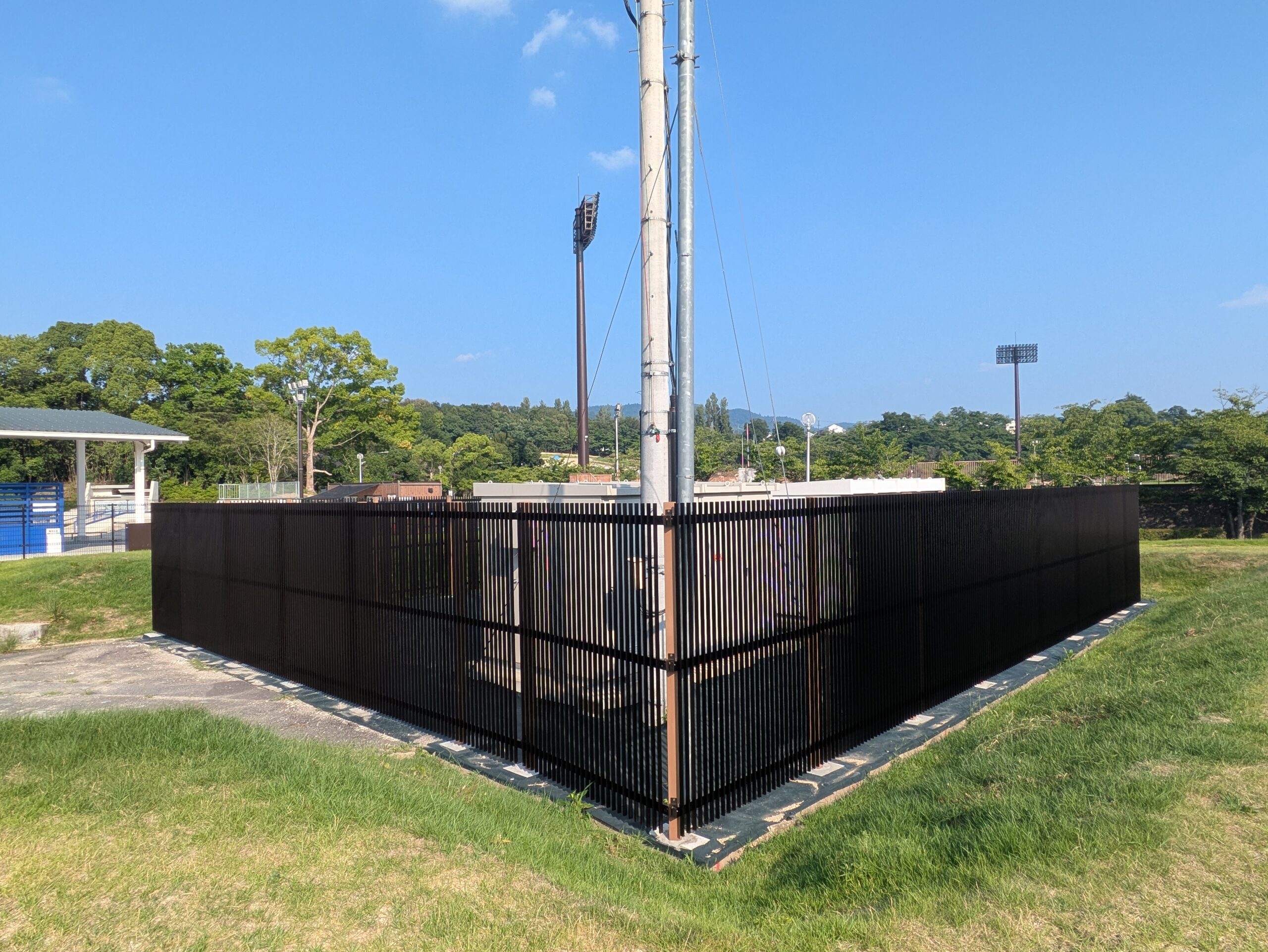 奈良県　奈良市鴻ノ池運動公園内　ルーバーフェンス